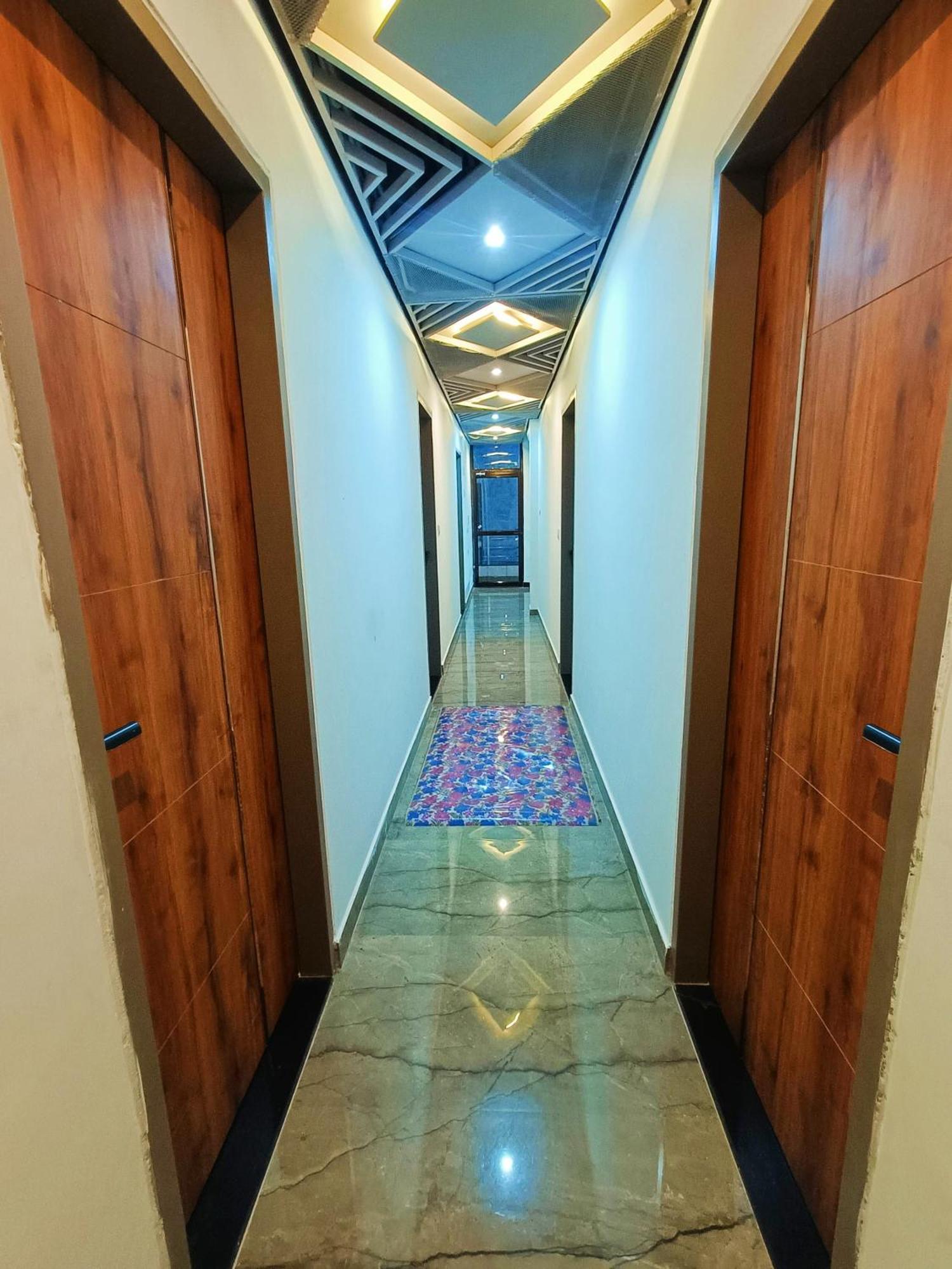 Shri Radha Rani Kripa Dham Hotell Mathura Eksteriør bilde